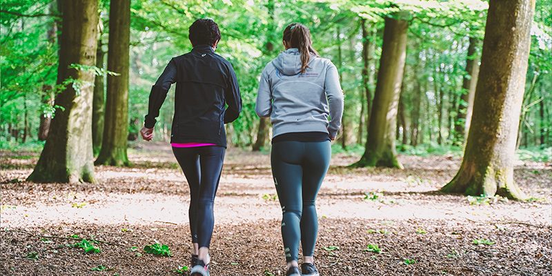 Rugklachten tijdens het wandelen voorkomen door middel van de juiste looptechnieken en deze tips