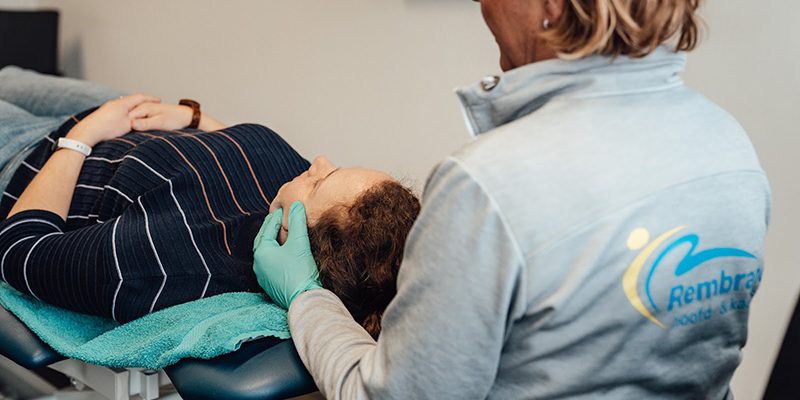 Vrouw heeft last van spanningshoofdpijn en wordt behandeld bij Rembrandt Fysiotherapie & Revalidatie