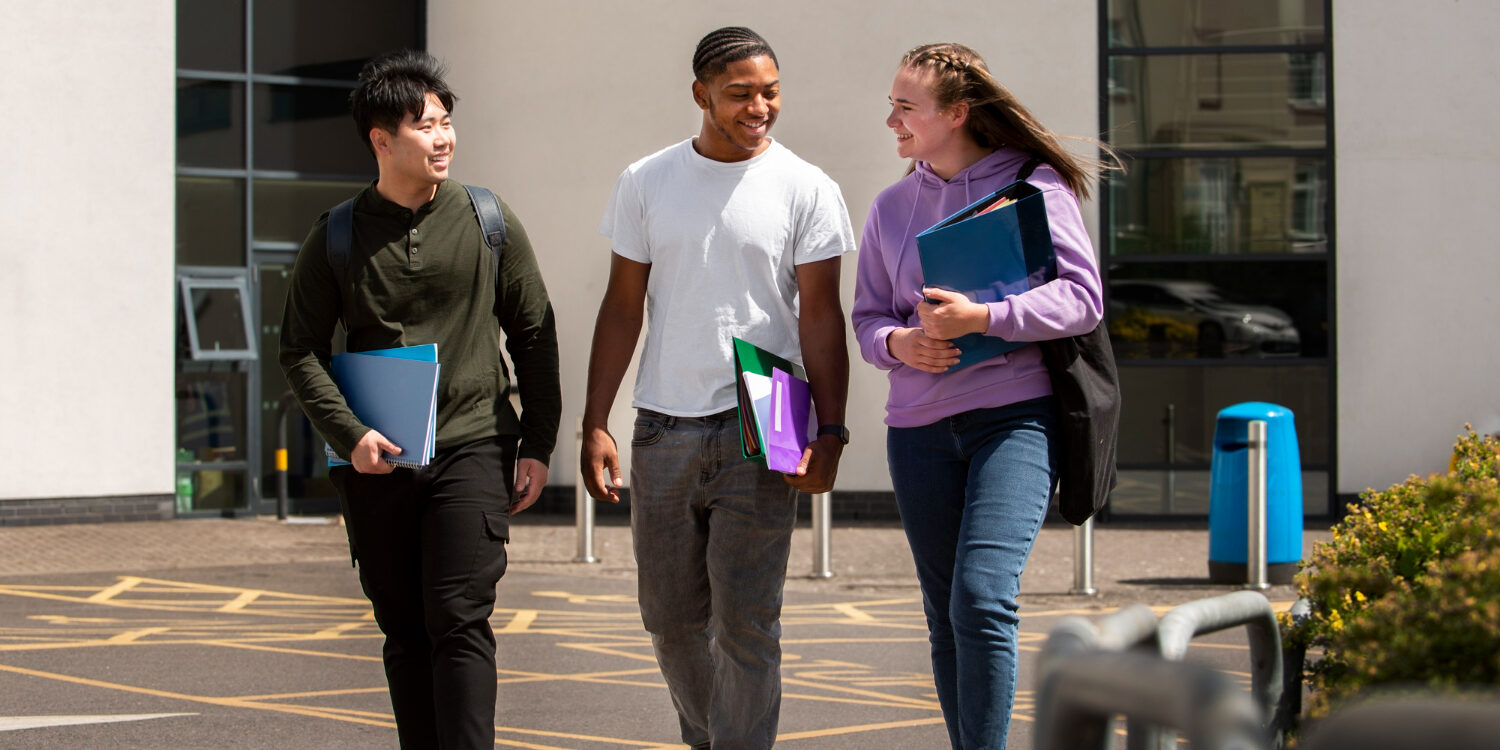 Nek- en schouderklachten voorkomen Mensen die nek en schouderklachten willen voorkomen die weer terug naar school gaan.