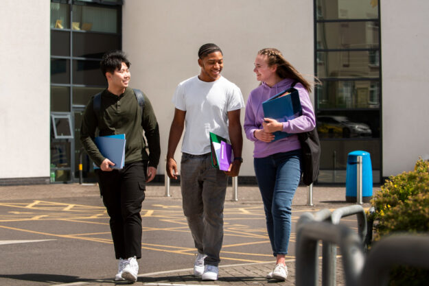 Mensen die nek en schouderklachten willen voorkomen die weer terug naar school gaan.
