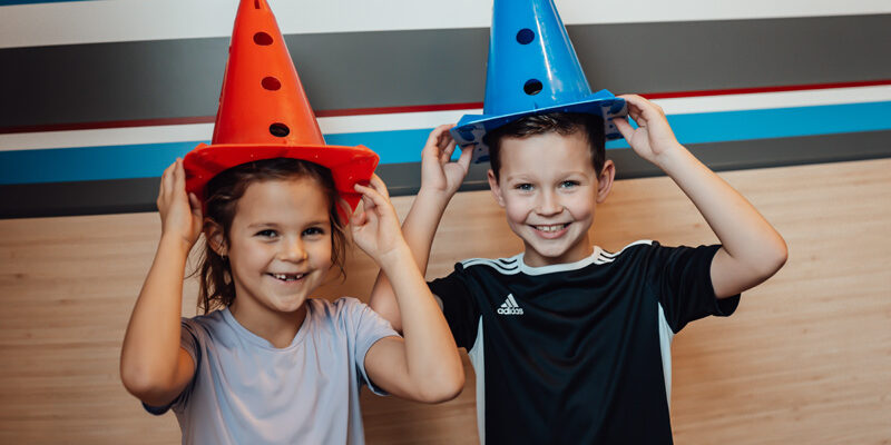 Kinderfysiotherapie – Rembrandt Twee kleine patiënten van kinderfysiotherapie hebben pionnen op hun hoofd.