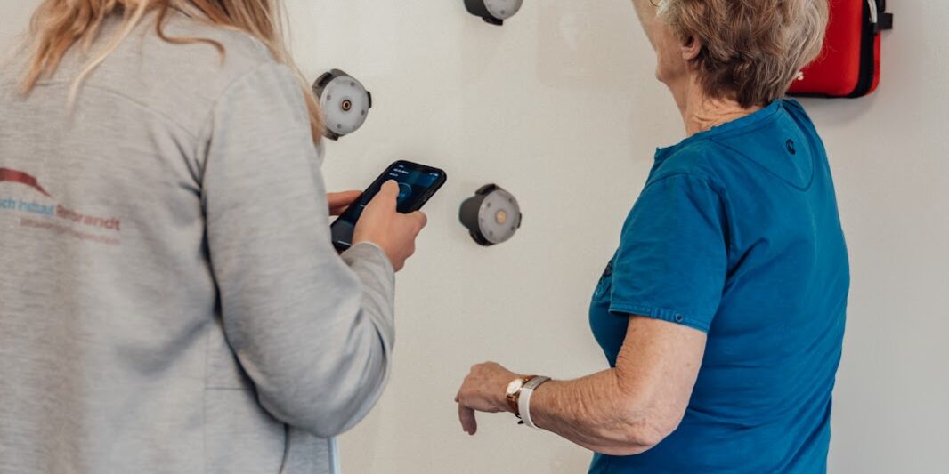 Fit uw pensioen in Vrouw met pensioen is bij de fysiotherapeut om fit te blijven.