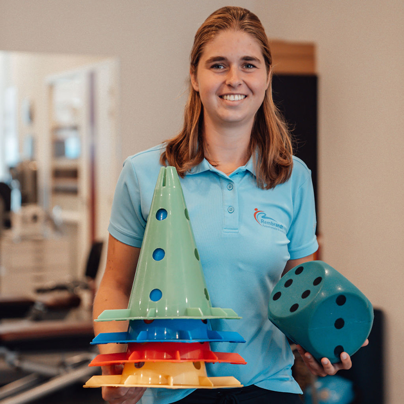 Kinderfysiotherapeut Kimberley Haverkort houdt tools in haar hand gebruikt bij kinderfysiotherapie