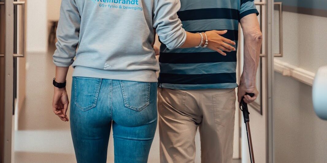 verminderen van valrisico’s bij ouderen Mevrouw is met oudere man aan het lopen om verminderen van valrisico’s bij ouderen