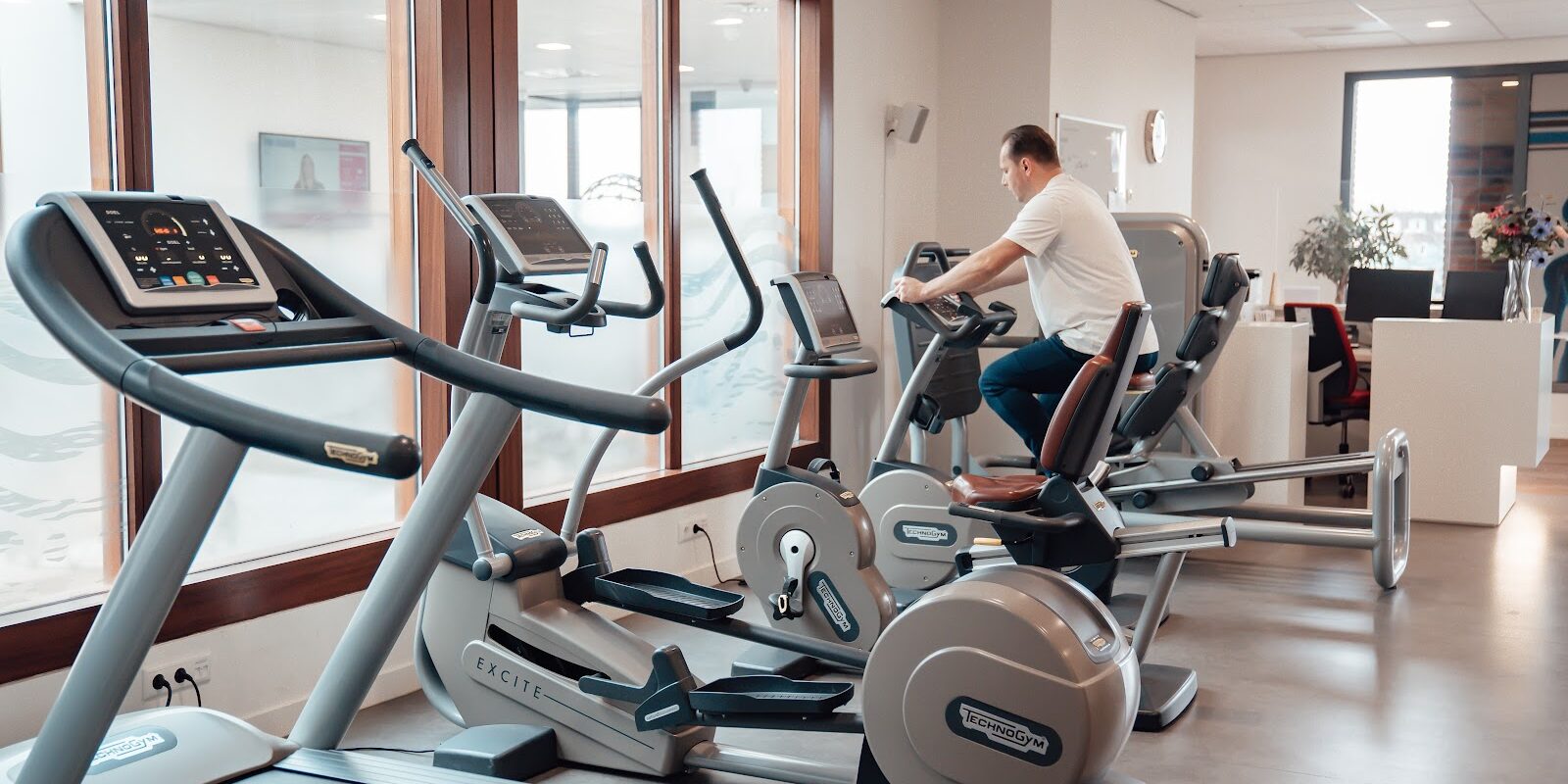 krachtige warming-up bij astma een man op een fitness apparaat om zijn cardio te doen ter voorbereiding van zijn training als krachtige warming-up voor astma