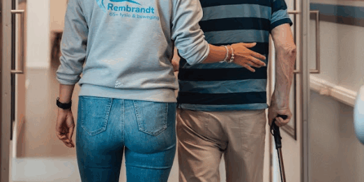 Valpreventie voor ouderen Oudere man wordt geholpen in het programma Valpreventie voor ouderen met behulp van een fysiotherapeut