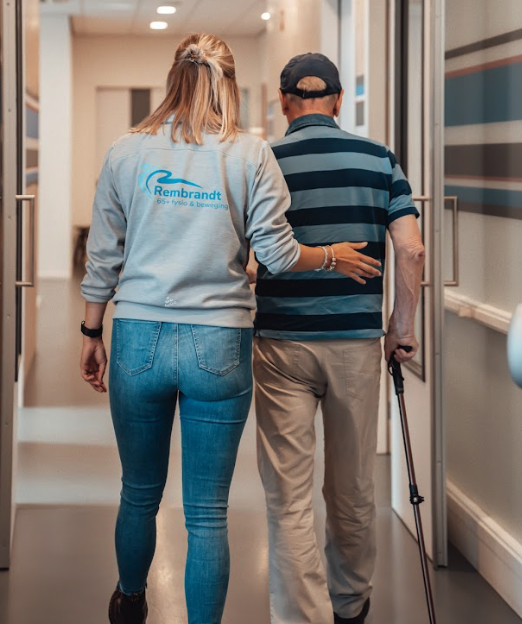 Valpreventie voor ouderen Oudere man wordt geholpen in het programma Valpreventie voor ouderen met behulp van een fysiotherapeut