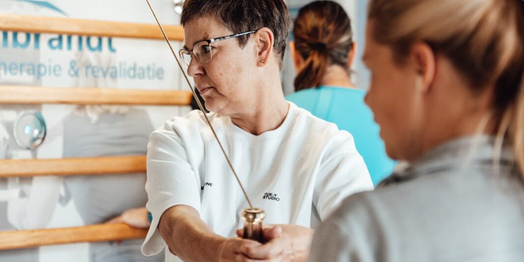 stress en rugklachten Vrouw werkt aan haar stress en rugklachten door middel van oefeningen